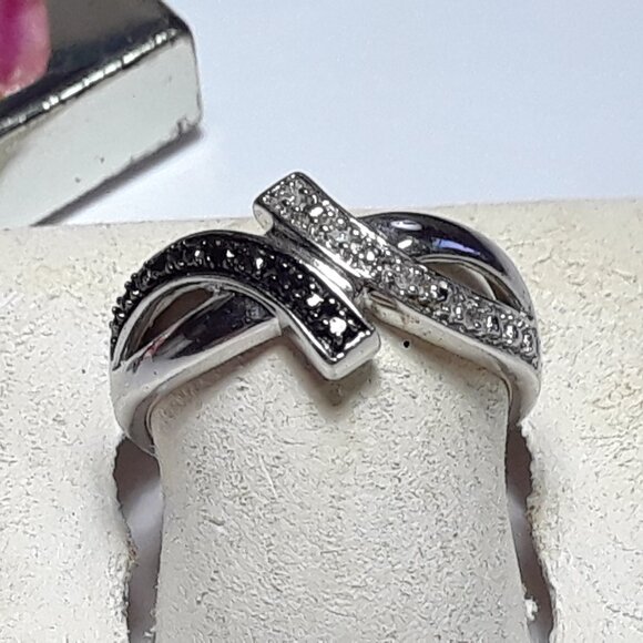 .05ctw Black & White Diamond Open Criss Cross Polished Sterling Silver Ring19990 - Picture 1 of 5